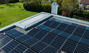 Порівняння кріплень для СЕС: що обрати в умовах київських дахів