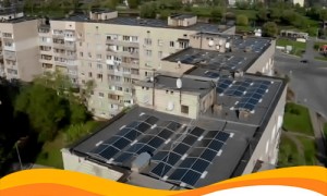 Промышленная солнечная электростанция установлена на крыше многоэтажки на Троещине