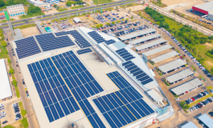 Чи може великий ТРЦ у Києві перейти на часткову генерацію від сонця: розбір на прикладі типового даху