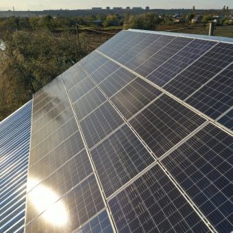 Солнечные панели на крыше дома