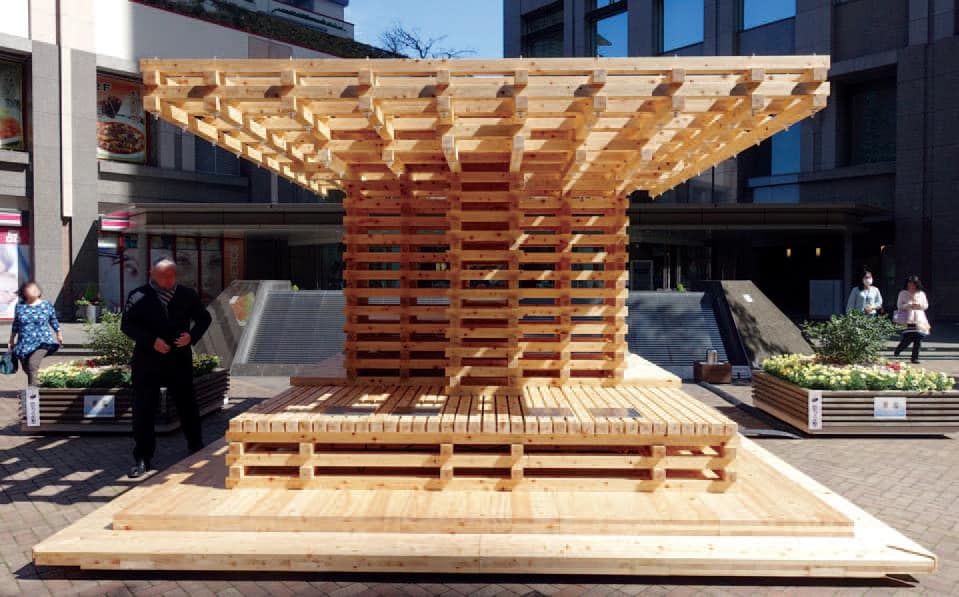 Сооружение полностью мобильное – состоит из скрепленных между собой деревянных балок, которые можно легко разобрать, перевезти в другое место и там заново собрать