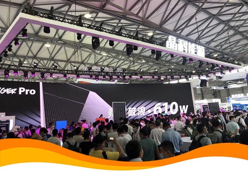 Китайські сонячні панелі JinkoSolar потужністю 610 Вт презентовані на виставці в Шанхаї