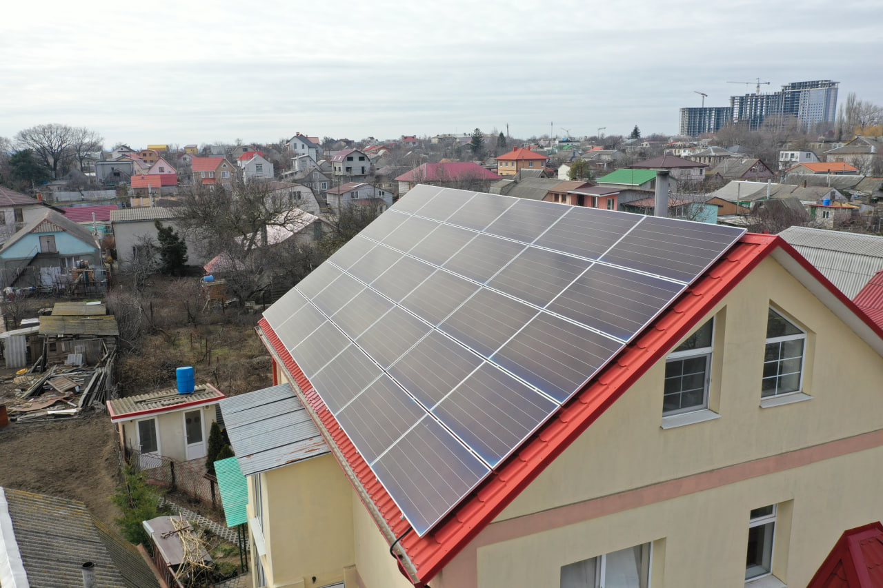 Які фактори впливають на ефективність сонячних панелей?