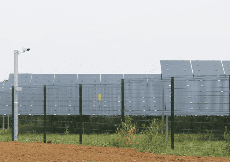 Безопасность наземной СЭС в Киевской области: ограждение, видеонаблюдение, антивандальные решения