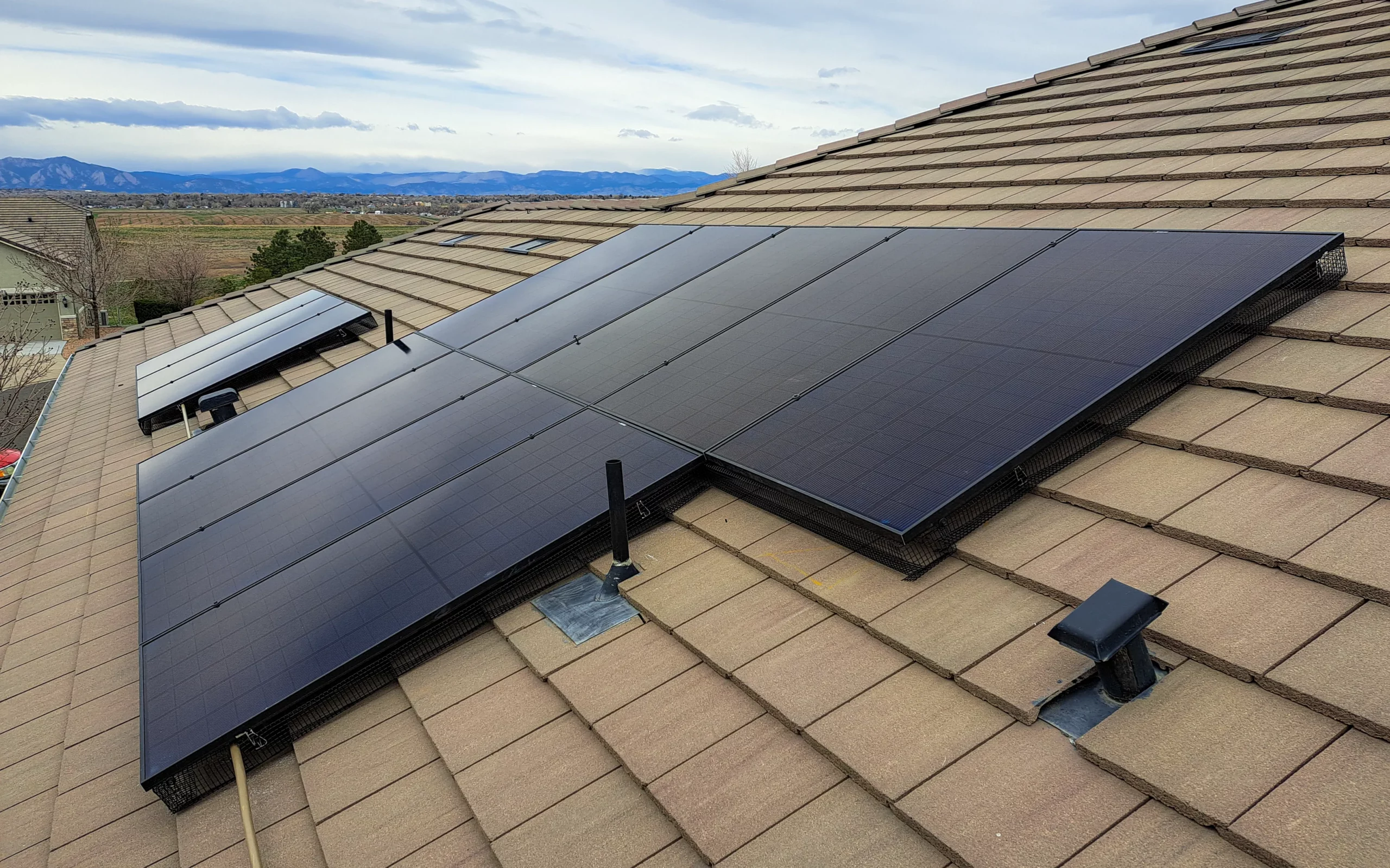 Солнечные панели на крыше из битумной черепицы в коттеджных городках Киевской области: технические нюансы