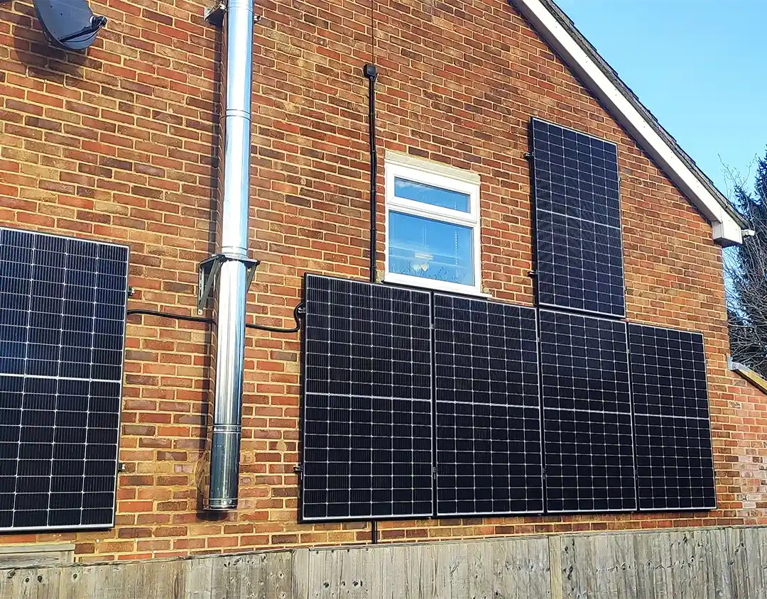 Сонячні станції на фасадах старих цегляних будинків: плюси і мінуси