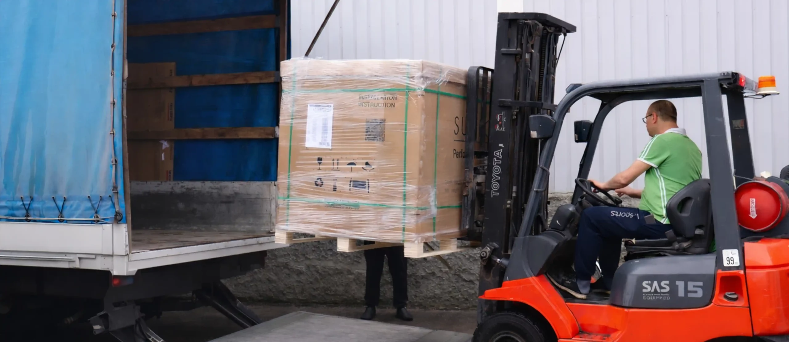 Розвантаження обладнання для сонячних станцій