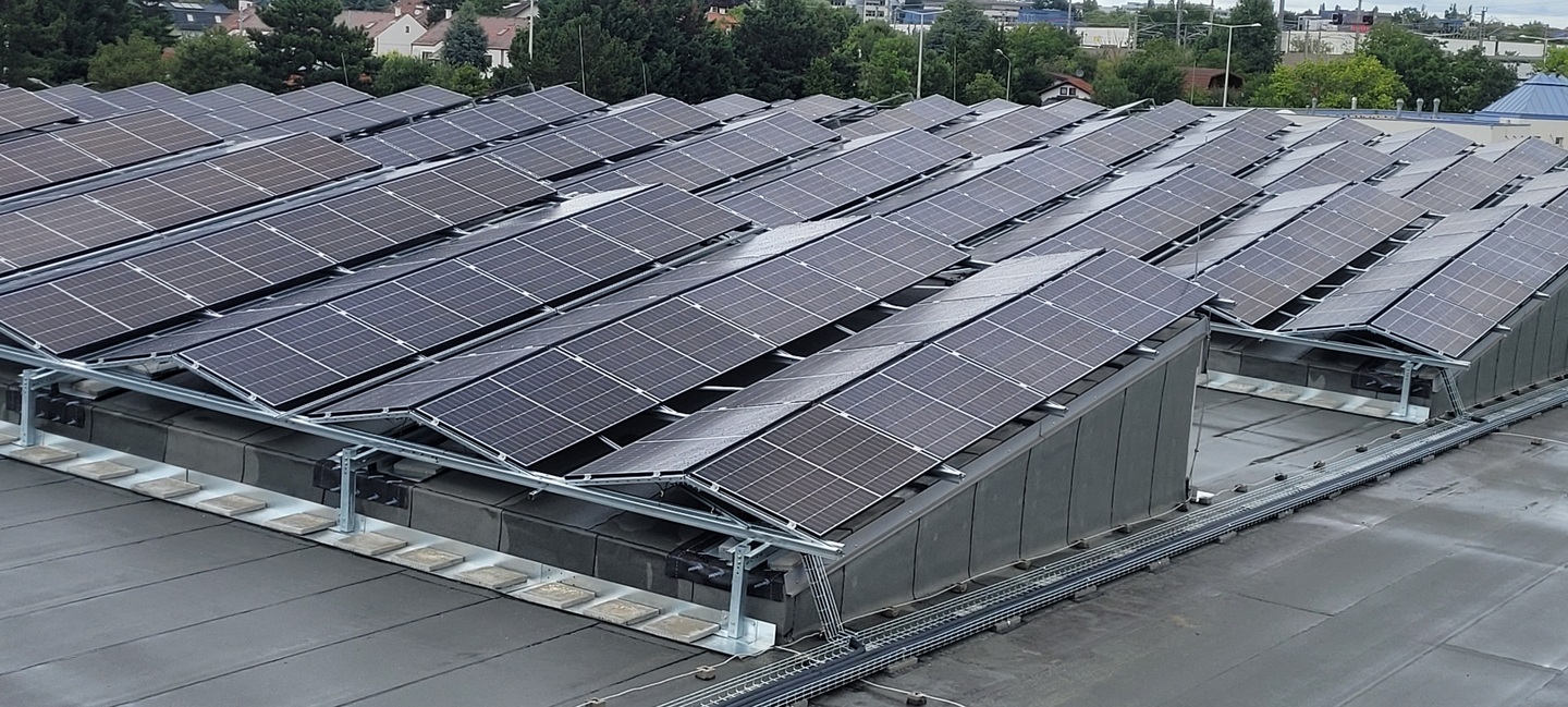 Сонячні панелі для будинків зі складними дахами у Київській області: ламані, шатрові, мансардні