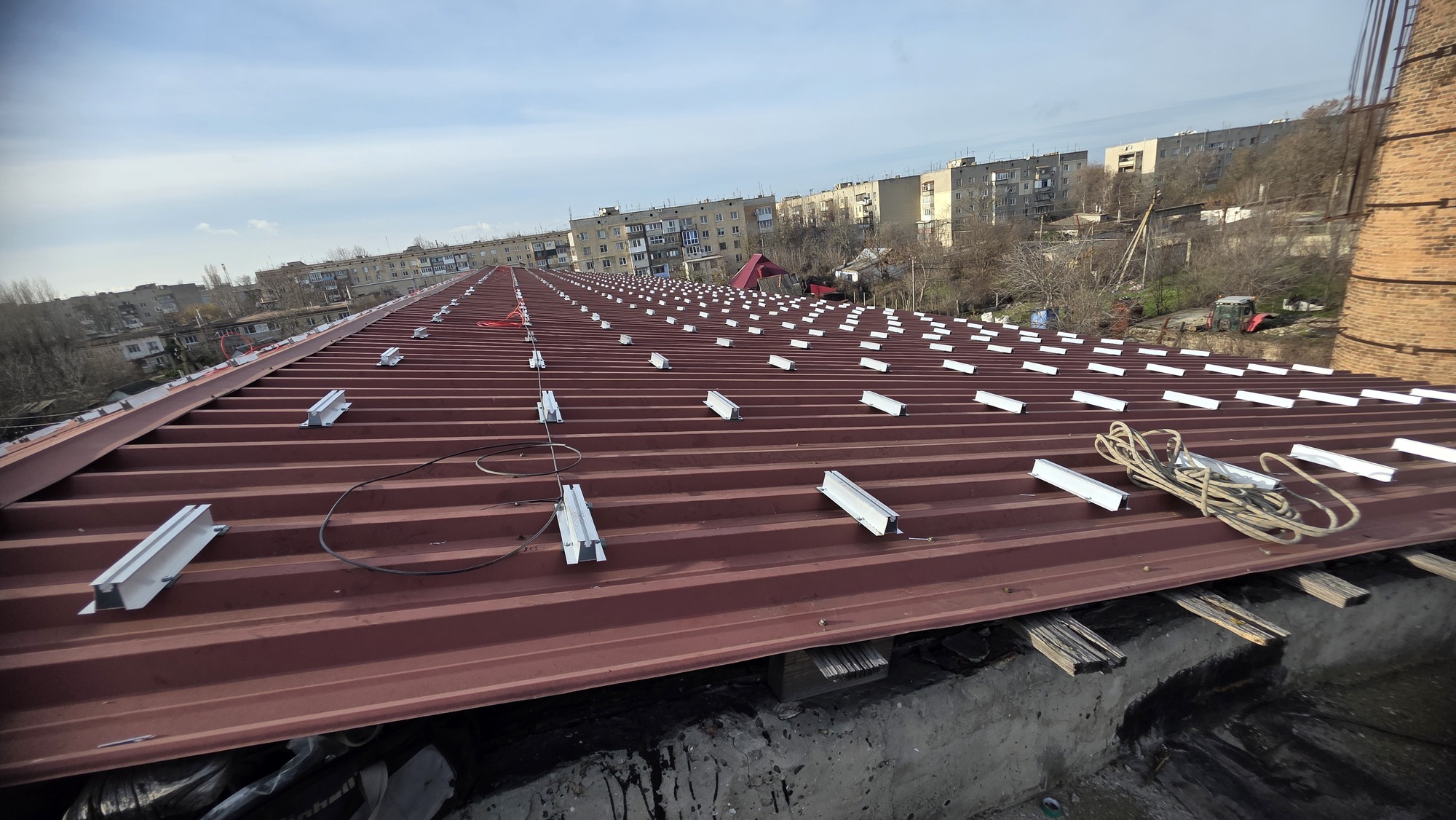 Дах до монтажу — тільки кронштейни, без панелей