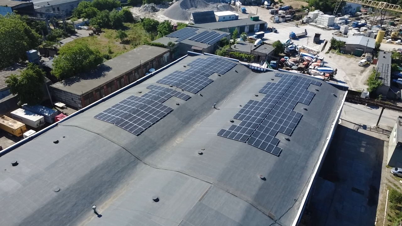 288 сонячних панелей DAH Solar 590W на плоскій покрівлі