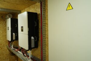 Гібридні інвертори Deye SUN-80K і накопичувачі Deye BOS-B у контейнері СЕС