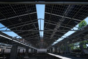 Панелі DAH Solar на існуючій металоконструкції — зарядна станція електромобілів, Миколаїв