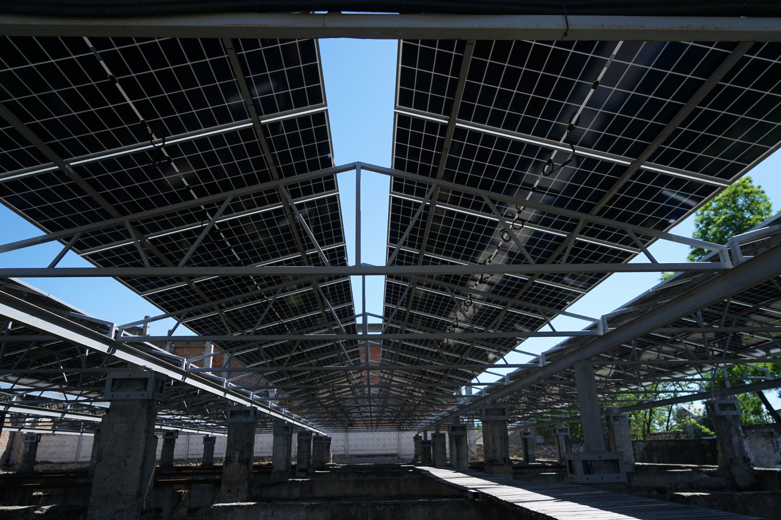 Панелі DAH Solar на існуючій металоконструкції — зарядна станція електромобілів, Миколаїв